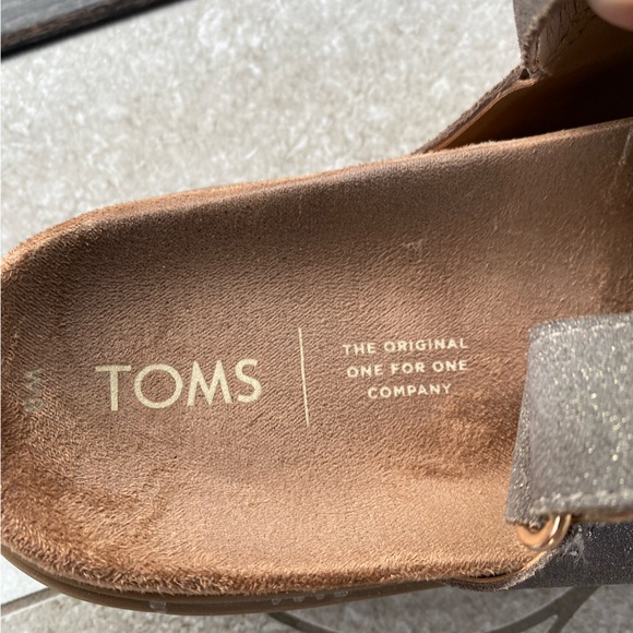 TOMS sandals- Womens 8, EUC - Picture 2 of 4